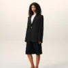 Chaqueta negra de lana nueva, de corte recto y botonadura simple Chaqueta negra de lana nueva, de corte recto y botonadura simple