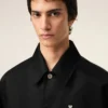 Chaqueta negra de nailon Ami de Coeur con botones de presión Chaqueta negra de nailon Ami de Coeur con botones de presión
