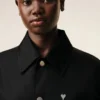 Chaqueta negra de nailon Ami de Coeur con botones de presión Chaqueta negra de nailon Ami de Coeur con botones de presión