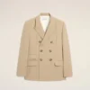 Chaqueta recta de doble botonadura en lana nueva de color beige Chaqueta recta de doble botonadura en lana nueva de color beige