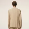 Chaqueta recta de doble botonadura en lana nueva de color beige Chaqueta recta de doble botonadura en lana nueva de color beige