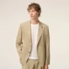 Chaqueta recta de lana nueva en color beige con cierre de un solo botonero Chaqueta recta de lana nueva en color beige con cierre de un solo botonero