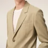 Chaqueta recta de lana nueva en color beige con cierre de un solo botonero Chaqueta recta de lana nueva en color beige con cierre de un solo botonero