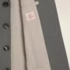 Chaqueta recta de lana virgen gris con cierre de un solo botonero Chaqueta recta de lana virgen gris con cierre de un solo botonero