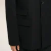 Chaqueta recta de lana virgen negra de un solo botonero Chaqueta recta de lana virgen negra de un solo botonero