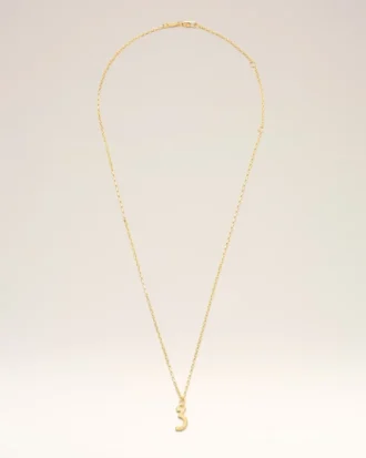 Collar con colgante «3» de latón dorado martillado