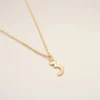 Collar con colgante «3» de latón dorado martillado