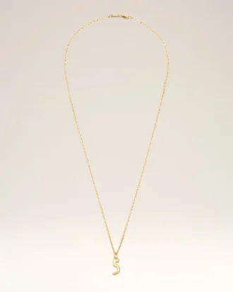 Collar con colgante «5» martillado en latón dorado
