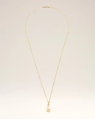Collar con colgante «6» martillado en latón dorado