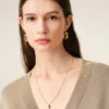 Collar con colgante «7» de latón dorado martillado