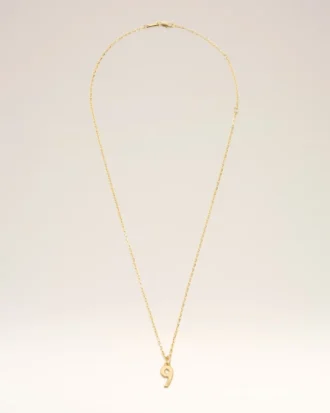 Collar con colgante «9» de latón dorado martillado