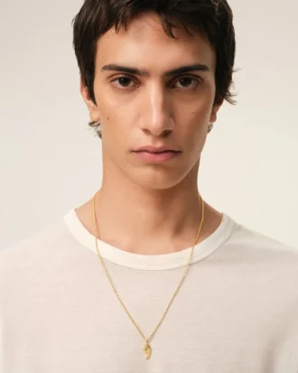Collar con colgante «9» de latón dorado martillado