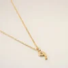 Collar con colgante «9» de latón dorado martillado