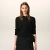 Cárdigan de cuello redondo de lana negra con «Ami de Coeur» en contraste Cárdigan de cuello redondo de lana negra con «Ami de Coeur» en contraste