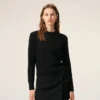 Cárdigan de cuello redondo de lana negra con «Ami de Coeur» en contraste Cárdigan de cuello redondo de lana negra con «Ami de Coeur» en contraste