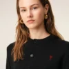 Cárdigan de cuello redondo de lana negra con «Ami de Coeur» en contraste Cárdigan de cuello redondo de lana negra con «Ami de Coeur» en contraste