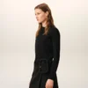 Cárdigan de cuello redondo de lana negra con «Ami de Coeur» en contraste Cárdigan de cuello redondo de lana negra con «Ami de Coeur» en contraste