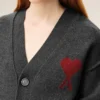 Cárdigan de lana gris con Ami de Coeur en contraste Cárdigan de lana gris con Ami de Coeur en contraste