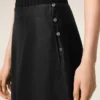 Falda trapecio midi de seda negra con enagua transparente Falda trapecio midi de seda negra con enagua transparente