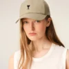 Gorra de algodón beige con bordado «Ami de Coeur» Gorra de algodón beige con bordado «Ami de Coeur»