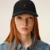 Gorra de algodón con bordado Ami de Coeur en negro Gorra de algodón con bordado Ami de Coeur en negro