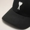 Gorra de algodón negro con parche de fieltro Ami de Coeur Gorra de algodón negro con parche de fieltro Ami de Coeur