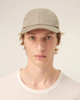 Gorra de nylon beige con tachuelas Ami de Coeur Cap Gorra de nylon beige con tachuelas Ami de Coeur Cap