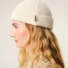 Gorro de lana blanca con etiqueta de cuero Ami