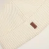 Gorro de lana blanca con etiqueta de cuero Ami