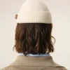 Gorro de lana blanca con etiqueta de cuero Ami
