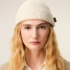 Gorro de lana blanca con etiqueta de cuero Ami