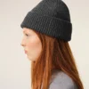 Gorro de lana gris con Ami de Coeur en contraste Gorro de lana gris con Ami de Coeur en contraste