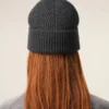 Gorro de lana gris con Ami de Coeur en contraste Gorro de lana gris con Ami de Coeur en contraste