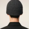 Gorro de lana gris con Ami de Coeur en contraste Gorro de lana gris con Ami de Coeur en contraste