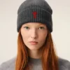 Gorro de lana gris con Ami de Coeur en contraste Gorro de lana gris con Ami de Coeur en contraste