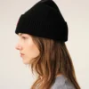 Gorro de lana negro con Ami de Coeur en contraste Gorro de lana negro con Ami de Coeur en contraste