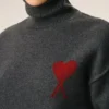 Jersey de cuello alto de lana gris con «Ami de Coeur» en contraste Jersey de cuello alto de lana gris con «Ami de Coeur» en contraste