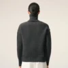 Jersey de cuello alto de lana gris con «Ami de Coeur» en contraste Jersey de cuello alto de lana gris con «Ami de Coeur» en contraste