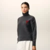 Jersey de cuello alto de lana gris con «Ami de Coeur» en contraste Jersey de cuello alto de lana gris con «Ami de Coeur» en contraste