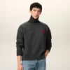 Jersey de cuello alto de lana gris con «Ami de Coeur» en contraste Jersey de cuello alto de lana gris con «Ami de Coeur» en contraste