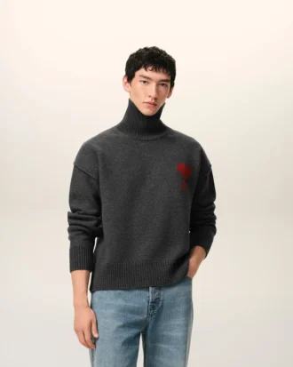 Jersey de cuello alto de lana gris con «Ami de Coeur» en contraste