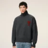 Jersey de cuello alto de lana gris con «Ami de Coeur» en contraste Jersey de cuello alto de lana gris con «Ami de Coeur» en contraste