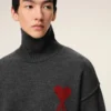 Jersey de cuello alto de lana gris con «Ami de Coeur» en contraste Jersey de cuello alto de lana gris con «Ami de Coeur» en contraste