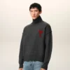 Jersey de cuello alto de lana gris con «Ami de Coeur» en contraste Jersey de cuello alto de lana gris con «Ami de Coeur» en contraste