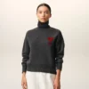 Jersey de cuello alto de lana gris con «Ami de Coeur» en contraste Jersey de cuello alto de lana gris con «Ami de Coeur» en contraste