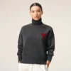 Jersey de cuello alto de lana gris con «Ami de Coeur» en contraste Jersey de cuello alto de lana gris con «Ami de Coeur» en contraste