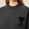 Jersey de cuello redondo de lana gris Ami de Coeur Jersey de cuello redondo de lana gris Ami de Coeur