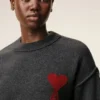 Jersey de cuello redondo de lana gris con Ami de Coeur en contraste Jersey de cuello redondo de lana gris con Ami de Coeur en contraste