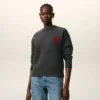 Jersey de cuello redondo de lana gris con Ami de Coeur en contraste Jersey de cuello redondo de lana gris con Ami de Coeur en contraste