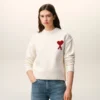 Jersey de cuello redondo de lana natural con Ami de Coeur en contraste Jersey de cuello redondo de lana natural con Ami de Coeur en contraste